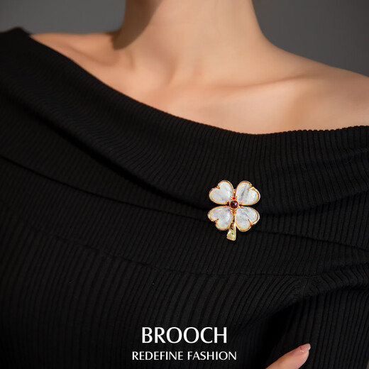Yalundi four-leaf clover brooch, high-end luxury temperament corsage for women, 2025 new style fixed clothing scarf buckle birthday gift