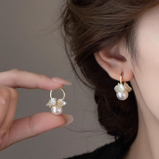 Qi Xiaomi Super Immortal Flower Pearl Earrings Women's Earrings Niche Design Light Luxury Earrings High-Quality Temperament Imitation Pearl Earrings A Pair of Flower Earrings