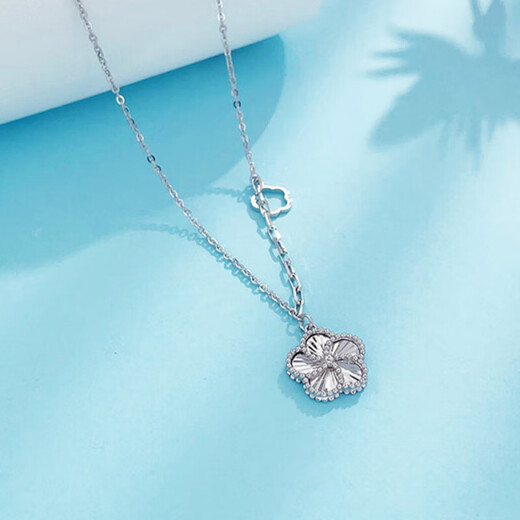 Lao Fengxiang platinum hollow adjustable romantic flower-shaped peach blossom set chain platinum jewelry white gold about 5.21g