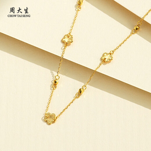 CHOW TAI SENG 18k gold necklace with sparkling beads and flowers, stacked clavicle chain and plain chain as a birthday gift to your girlfriend. 18K gold necklace, about 1.35g