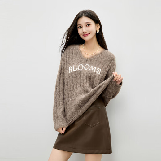 Qiushui Yiren Classic Simple V-neck Wool Sweater 2025 Winter New Women's Elegant Textured Warm Top Coffee S