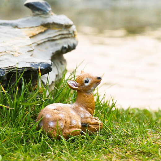 Leaves move with the wind in the outdoor courtyard, simulated sika deer ornaments, resin animal model sculptures, garden furnishings, desktop entrance decorations, small sika deer