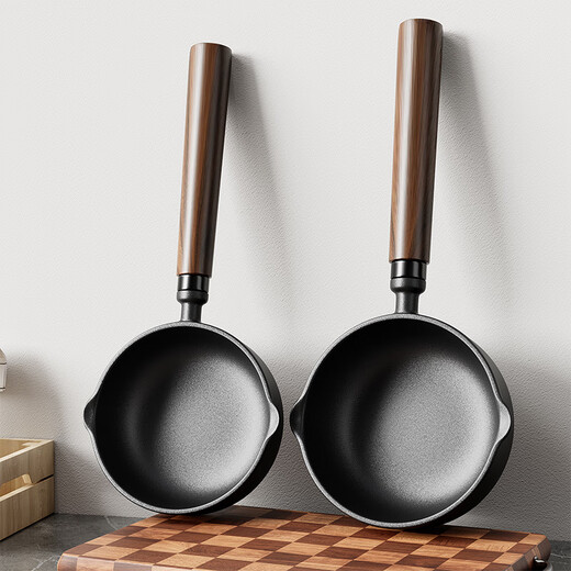 Fat Donglai's same style cast iron small frying pan, deepened omelette pan, multi-functional hot oil burning oil pouring oil pouring pan (height 6cm) pouring oil pan + free pot stand + oil brush + frying spatula, hanging handle 13cm