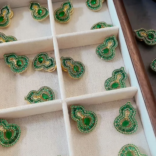 SNQP full diamond emerald Fulu gourd magnetic buckle brooch plated with 18k gold shirt collar decoration without hole corsage brooch filigree gourd brooch