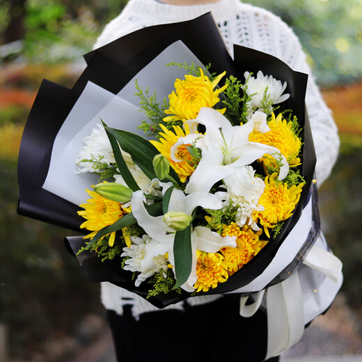 Leaf flowers Qingming Festival yellow and white chrysanthemum bouquet portable flower basket for sweeping tombs and paying homage to ancestors. Express delivery within Beijing. Popular choice. 11 mixed-color chrysanthemums + 2 lilies.