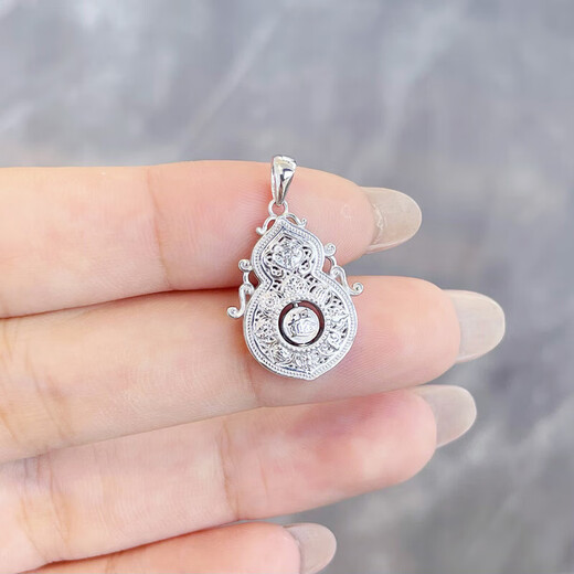 Lao Fengxiang platinum hollow Ri Jin Dou gold four beauties of life pendant platinum jewelry white gold about 5g
