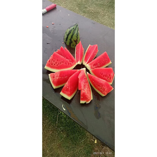 Xiudu No. 2 watermelon seeds are early maturing, resistant to low temperature, resistant to cracking, disease resistant, crystal matchmaker, small thin skin, juicy and crispy.