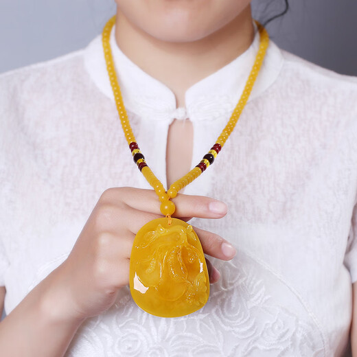 Yuze natural beeswax dragon and phoenix carved pendant old beeswax amber phoenix necklace chicken oil yellow sweater chain pendant gift Phoenix pendant + bead chain