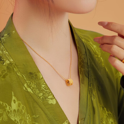 Chow Sang Sang wears a thousand pieces of ancient gold necklace, the same style as Wang Anyu, filigree pendant set chain, priced at 94540N, 6.55 grams