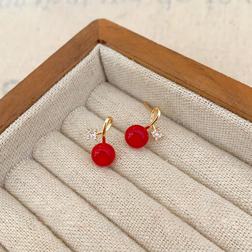 Small red bean acacia earrings for women, popular autumn and winter earrings, niche light luxury, high-end, temperament earrings, birthday gift, red round bead acacia earrings, one pair
