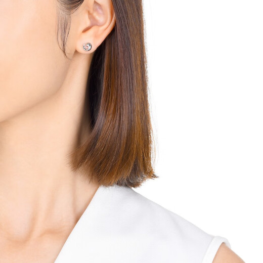 Chow Sang Sang Pt950 platinum earrings white gold earrings 33538E priced at 2.19 grams (including labor cost of 200 yuan)