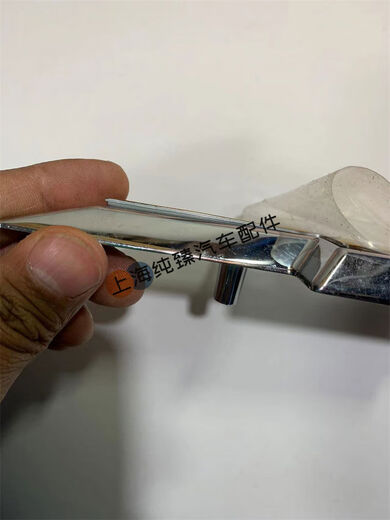 Litian is suitable for Chevrolet LeFeng rear car logo trunk label 08 to 12 LeFeng tail box cover label trunk label original. Taking pictures with mobile phone at night, the color difference is very big, original label