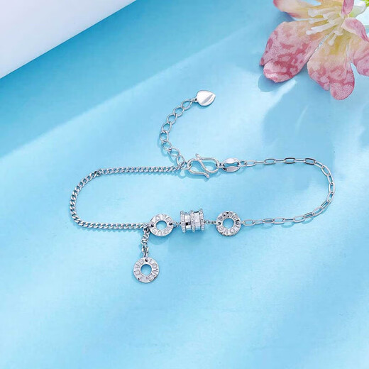 Lao Fengxiang platinum love small waist adjustable bracelet as a birthday gift for girlfriend platinum jewelry white gold about 4.4g