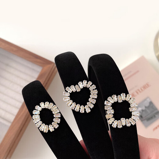 Zhao Lusi's same style of exquisite high-end velvet and rhinestone hair hoop for women, fashionable and stylish high skull headband for autumn and winter, velvet and rhinestone four-leaf clover