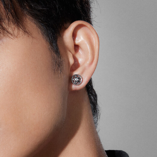 Lukfook Jewelry Platinum 950 electric black star solid platinum stud earrings (single) Price: about 2.58 grams