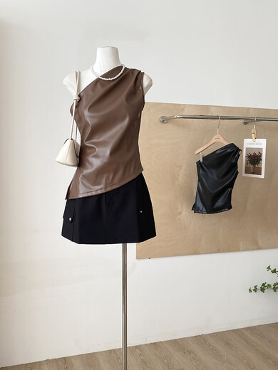 American hot girl retro design slanted shoulder PU leather tube top for women 2025 autumn new slim slim top trendy brown one size