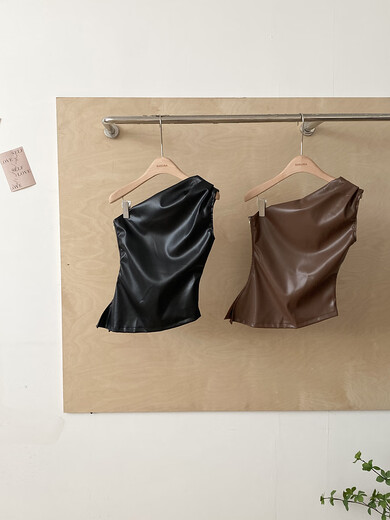 American hot girl retro design slanted shoulder PU leather tube top for women 2025 autumn new slim slim top trendy brown one size