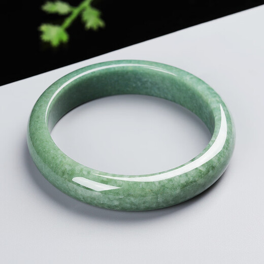Hydrating natural A-grade jade bracelet, jade bracelet for young women, jade bracelet for mother and girlfriend. The actual product shall prevail. The inner diameter is about 61-62mm.