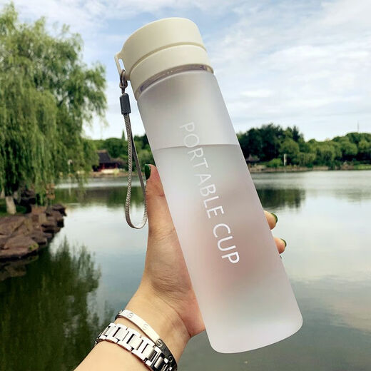 High-looking ins-resistant and heat-resistant sports plastic water cup for men and women with a rope, portable and simple Korean style large-capacity water cup, frosted white lid 800ml