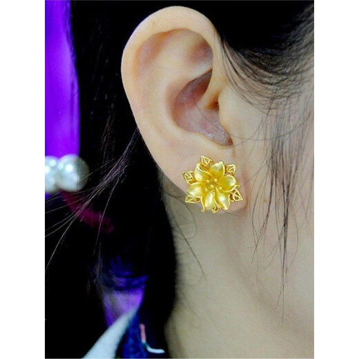 Pumanzhuji Hong Kong duty-free gold temperament earrings women's fashion earrings wedding 18K real gold earrings 520 gift does not fade a pair of plum blossom earrings