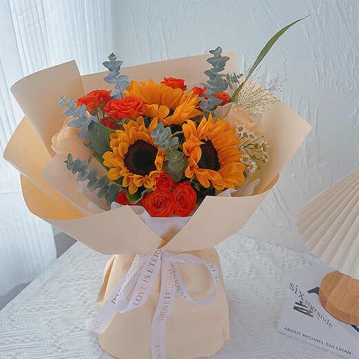 Flowers from the same city, sunflowers and roses mix and match bouquets for birthday gifts for girlfriends, best friends and elders. Flowers from the flower shop. Heart to the warm sunshine丨3 sunflowers and orange Barbie mix and match bouquets