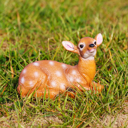 Leaves move with the wind in the outdoor courtyard, simulated sika deer ornaments, resin animal model sculptures, garden furnishings, desktop entrance decorations, small sika deer