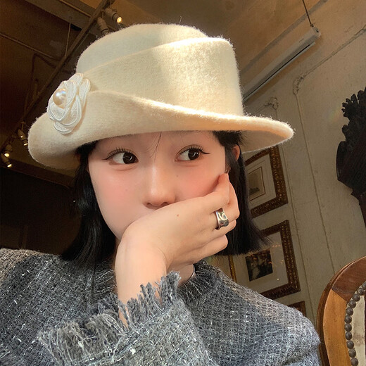 Guiqi Hepburn style top hat French elegant pearl white camellia curled edge gold style hat show face small beret off-white