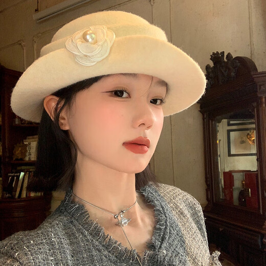 Guiqi Hepburn style top hat French elegant pearl white camellia curled edge gold style hat show face small beret off-white