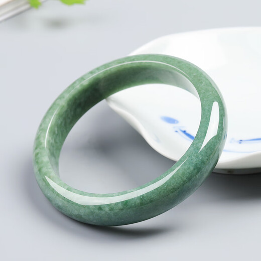 Hydrating natural A-grade jade bracelet, jade bracelet for young women, jade bracelet for mother and girlfriend. The actual product shall prevail. The inner diameter is about 61-62mm.
