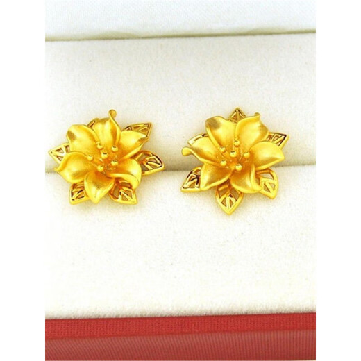 Pumanzhuji Hong Kong duty-free gold temperament earrings women's fashion earrings wedding 18K real gold earrings 520 gift does not fade a pair of plum blossom earrings