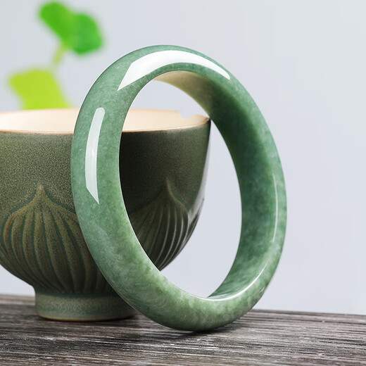 Hydrating natural A-grade jade bracelet, jade bracelet for young women, jade bracelet for mother and girlfriend. The actual product shall prevail. The inner diameter is about 61-62mm.