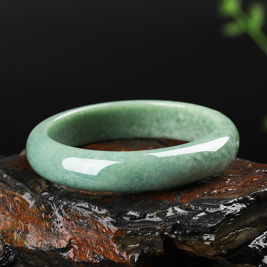 Hydrating natural A-grade jade bracelet, jade bracelet for young women, jade bracelet for mother and girlfriend. The actual product shall prevail. The inner diameter is about 61-62mm.