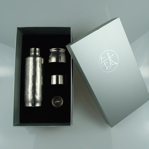 Pure titanium thermos cup, magnetic double-layer tea cup, large capacity, high-end business holiday gift wholesale, souvenir titanium cup, ice flower silver gift box 420ml