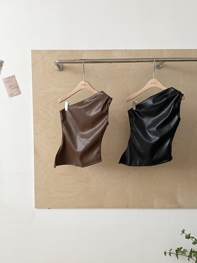 American hot girl retro design slanted shoulder PU leather tube top for women 2025 autumn new slim slim top trendy brown one size