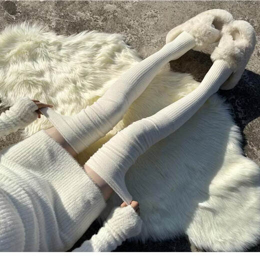 Shiganuga velvet over-the-knee socks for women in autumn and winter. Warm coral velvet pile socks. One pair of each color. 3 pairs. One size fits all. Soft and waxy over-the-knee socks. Priority delivery for additional purchases.