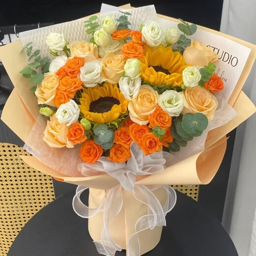 Illustration flower delivery, sunflower and rose mixed and matched bouquets to express love, birthday gifts for girlfriend and wife nationwide delivery, sunflower and champagne mixed and matched bouquets