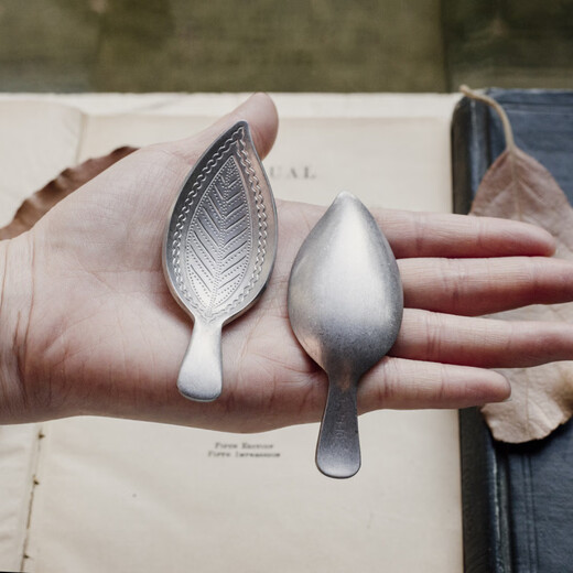 Jingdian 18-10 stainless steel retro snowflake distressed leaf art relief mini small teaspoon small tea shovel small tea utensil small tea leaf shape retro snowflake distressed 9.3cm