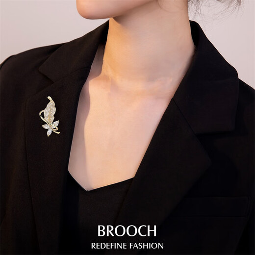 Qlady feather brooch high-end men and women 2025 new exquisite anti-exposure pin suit accessories birthday gift