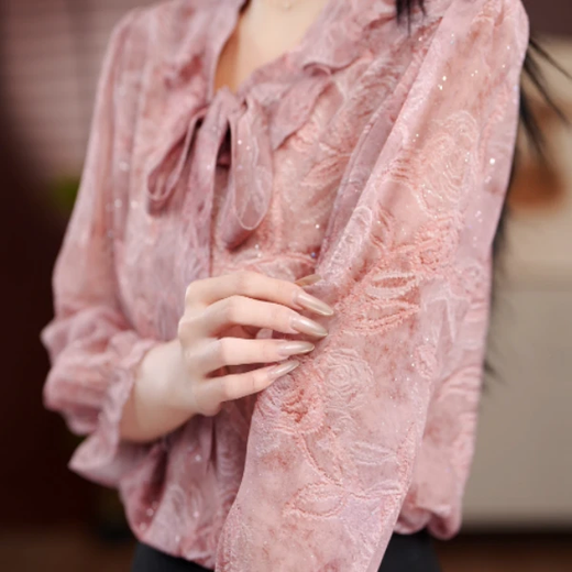 Spring and summer hot style 2026 new V-neck high-end small shirts, temperament pullover shirts, fashionable tops for women, bean paste powder (sprinkled silver) 2XL (recommended 120-129 Jin Jin equals 0.5 kg)