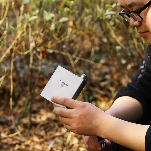 Le Hongjun imported from Japan outdoor high-end pure titanium wine bottle mini portable personalized mountaineering camping liquor bottle pure titanium square flat wine bottle 200ml