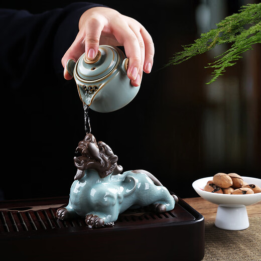 Zhenfan Pixiu ornaments, a pair of ceramic Ge Kiln Pixiu Piqiu home living room shop decoration office home decoration Ge Kiln Feitian Pixiu (pair)