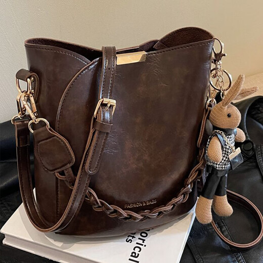 Xingxi Bag Women's Bag Shoulder Bag Retro Versatile Crossbody Bag Portable Bucket Bag Portable Vegetable Basket Bag New Year's Gift Brown + Pendant