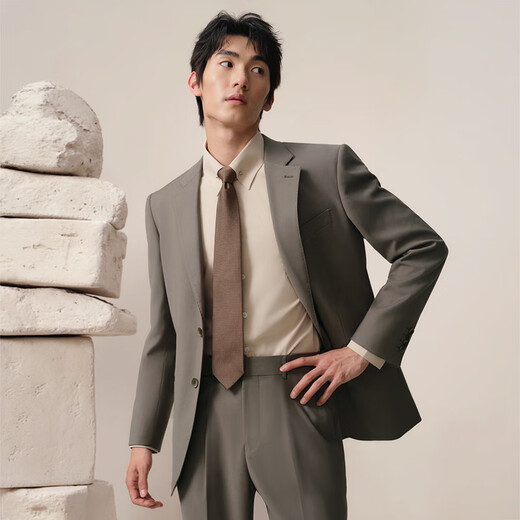 Костюм Gillomon Men's Business Casual High-End Sense Формальный украшение шампанского цветовой жених свадебный костюм костюма песчаная керамика коричневая [топ + брюки + рубашка + галстук] 48
