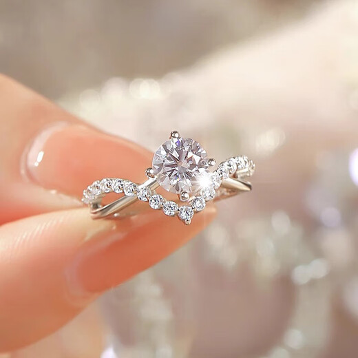 Zhou Taisheng's ring request for engagement ring 520 Valentine's Day gift gift box. You need to place an order silently and note the size. Crown the ring for love.