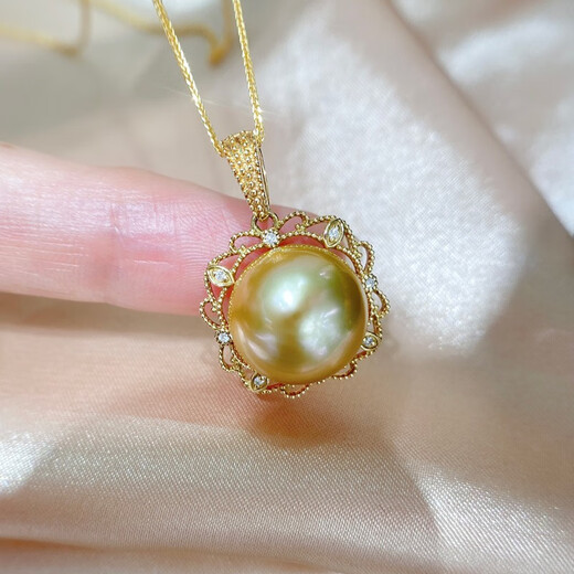 Yue Fei 12-13mm South Sea gold bead pendant, 18K inlaid with diamonds, retro lace style, nearly round, strong light and flawless, given to my wife, with silver chain and certificate