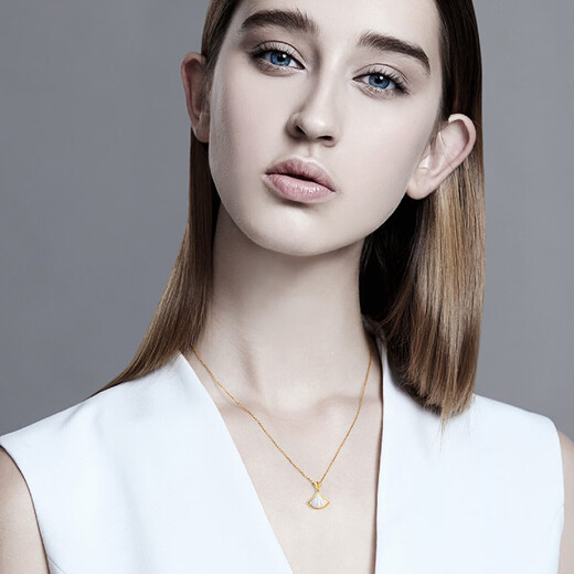 Chiba Jewelry 18K Gold Diamond White Shell Pendant Small Skirt Live Broadcast Fashionable Sweet Necklace as a Birthday Gift for Girlfriend