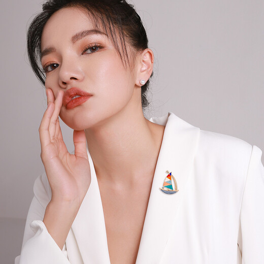 Qlady colorful sailing brooch, high-end female cute, light luxury, smooth sailing corsage, temperament, anti-exposure decorative pin, suit clothes, fashion jewelry, birthday gift for elders, wife and colleagues