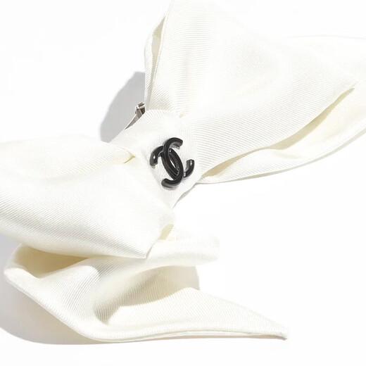 香奈儿（Chanel）新款真丝斜纹布女士蝴蝶发夹【七夕送礼】 AA9854 B15898 NV652