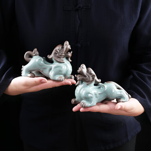 Zhenfan Pixiu ornaments, a pair of ceramic Ge Kiln Pixiu Piqiu home living room shop decoration office home decoration Ge Kiln Feitian Pixiu (pair)