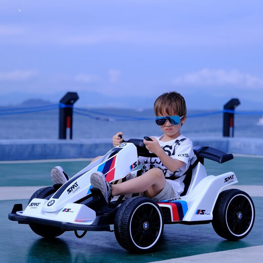 Le kart électrique pour enfants Samat peut accueillir des adultes, des hommes et des femmes, des bébés et des enfants et peut conduire une voiture jouet télécommandée à quatre roues, rechargeable, gris chevalier, batterie 12 V + télécommande + musique Bluetooth, rétractable et réglable.